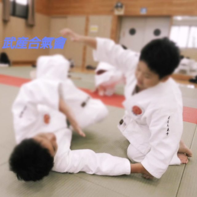 武産合氣會
合気道

座り稽古から

#合気道 #武産合気 #子供 #子供合気道 #合気女子  #稽古 #日本 #合気剣 #体術 #剣術 #合気二刀 #二刀 #杖術 #合気杖 #教室 #道場 #習い事 #大阪 #吹田 #洗心館 #神戸 #兵庫 #武道館 #太刀取り