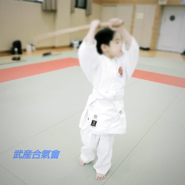 武産合氣會
合気道

しんぼうシンボウ
一歩一歩

…

#合気の杖 #吹田の合気道 #合気の剣 #二刀術 #大阪の合気道